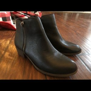 New w/o tags Kenzie black booties size 8